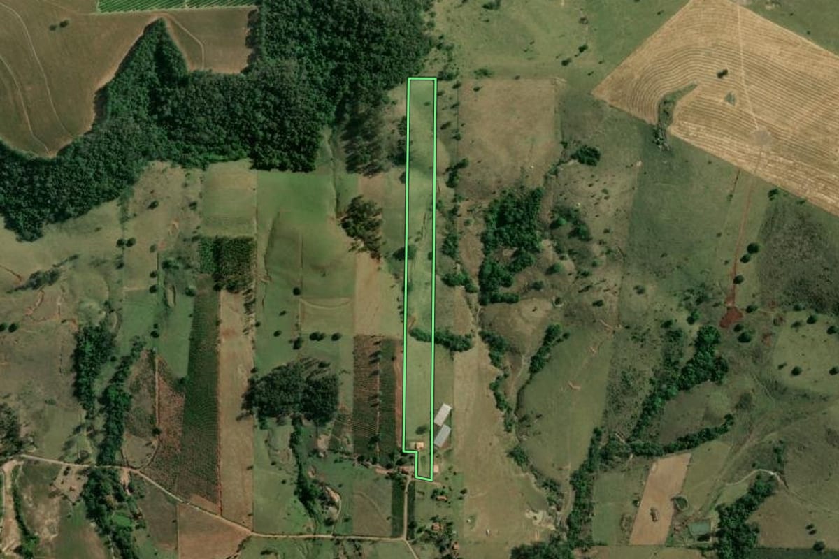 Imagem de satélite do imóvel rural em Ribeirão do Pinhal (PR), com o contorno declarado no CAR desenhado por cima.