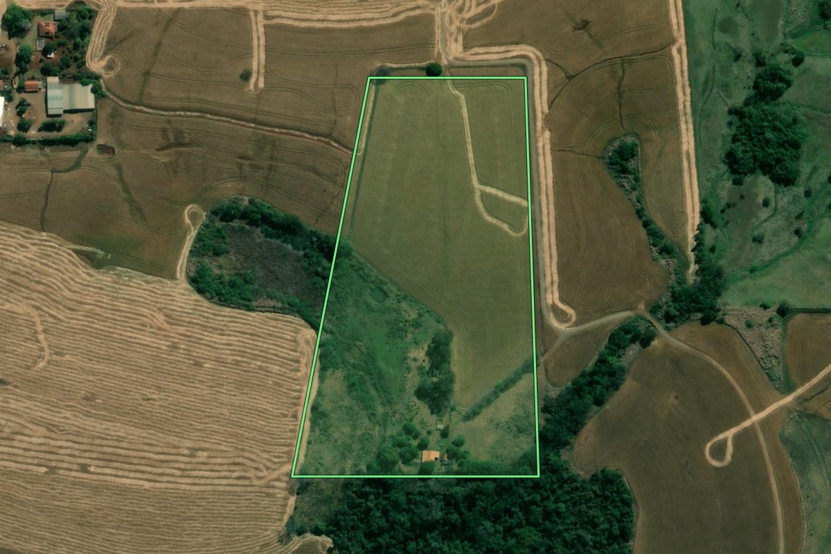 Imagem de satélite do imóvel rural em Ribeirão do Pinhal (PR), com o contorno declarado no CAR desenhado por cima.