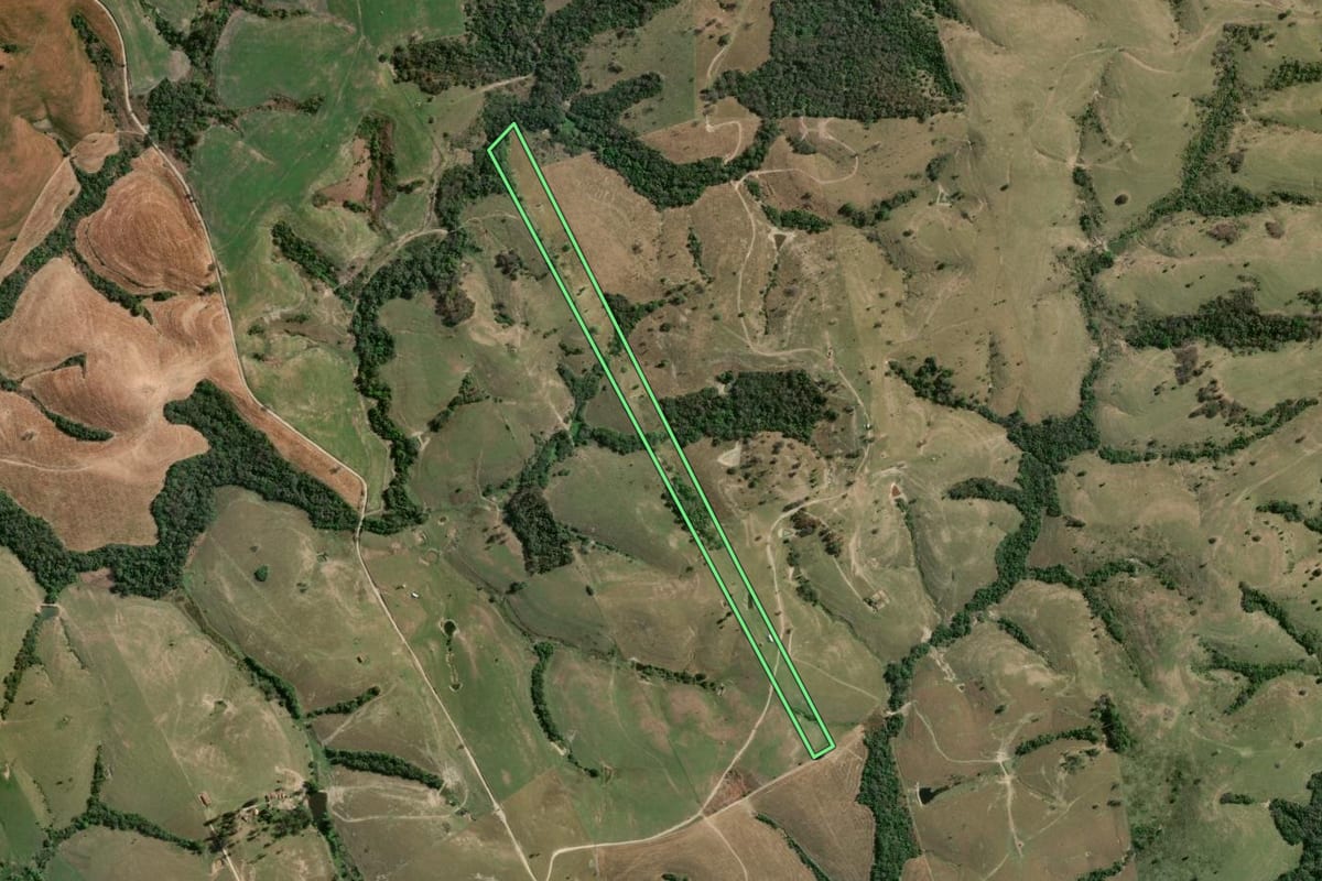 Imagem de satélite do imóvel rural em Ribeirão do Pinhal (PR), com o contorno declarado no CAR desenhado por cima.
