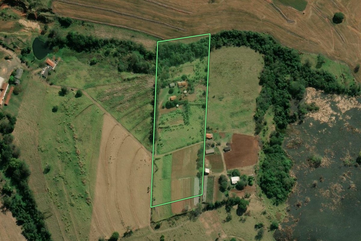Imagem de satélite do imóvel rural em Ribeirão do Pinhal (PR), com o contorno declarado no CAR desenhado por cima.