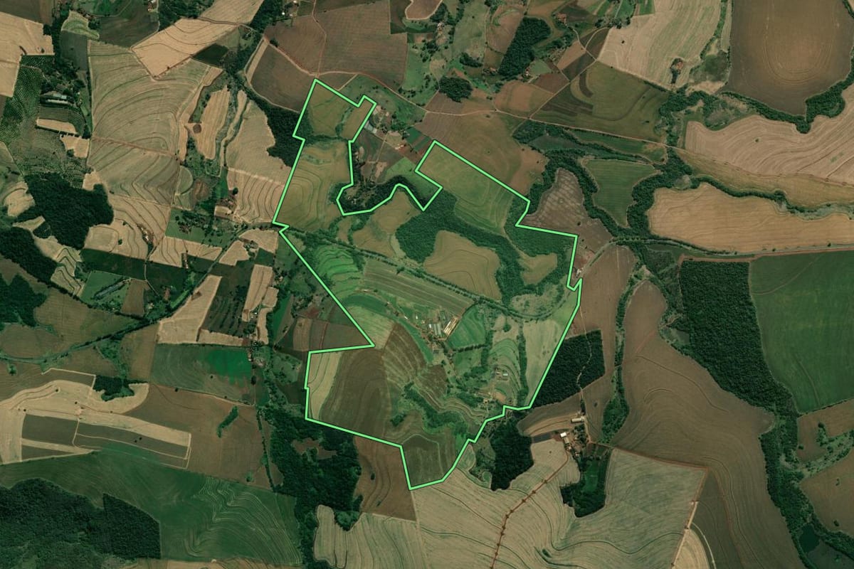 Imagem de satélite do imóvel rural em Ribeirão do Pinhal (PR), com o contorno declarado no CAR desenhado por cima.