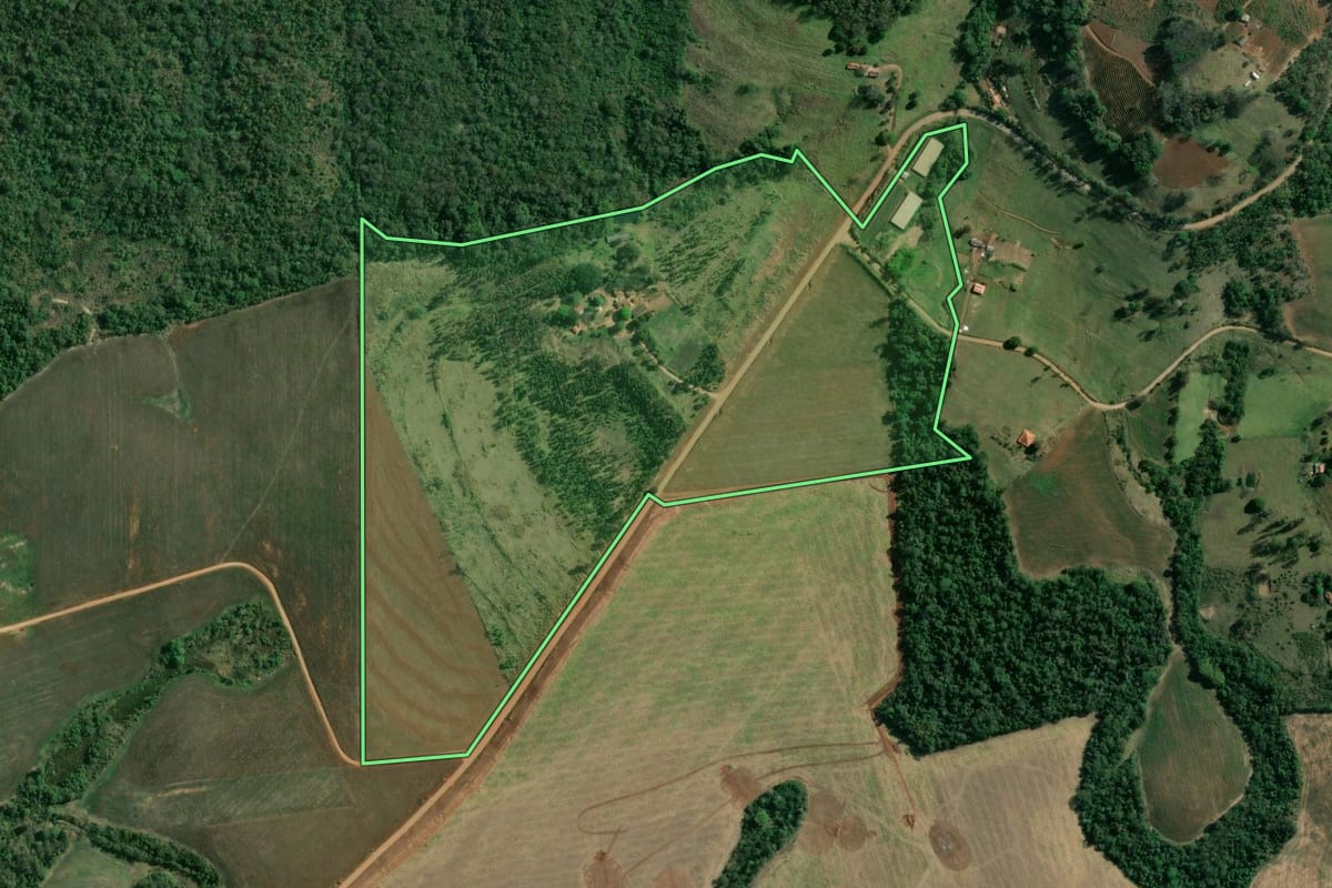 Imagem de satélite do imóvel rural em Ribeirão do Pinhal (PR), com o contorno declarado no CAR desenhado por cima.