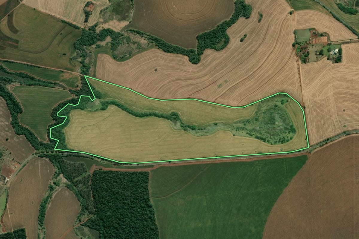Imagem de satélite do imóvel rural em Ribeirão do Pinhal (PR), com o contorno declarado no CAR desenhado por cima.