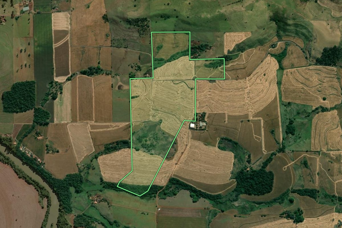 Imagem de satélite do imóvel rural em Ribeirão do Pinhal (PR), com o contorno declarado no CAR desenhado por cima.