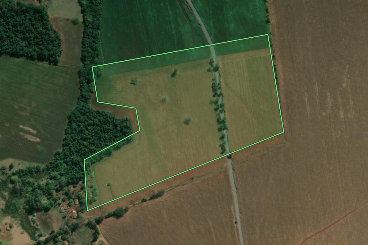 Imagem de satélite do imóvel rural em Ribeirão do Pinhal (PR), com o contorno declarado no CAR desenhado por cima.