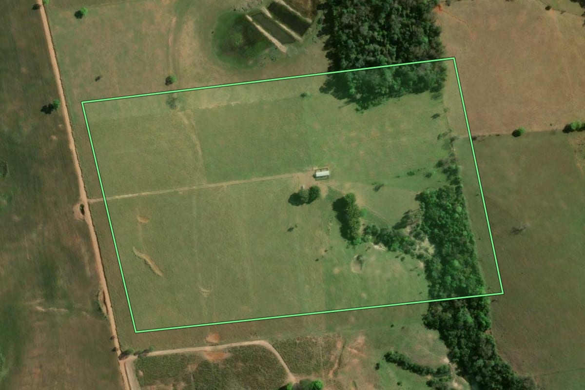 Imagem de satélite do imóvel rural em Ribeirão do Pinhal (PR), com o contorno declarado no CAR desenhado por cima.