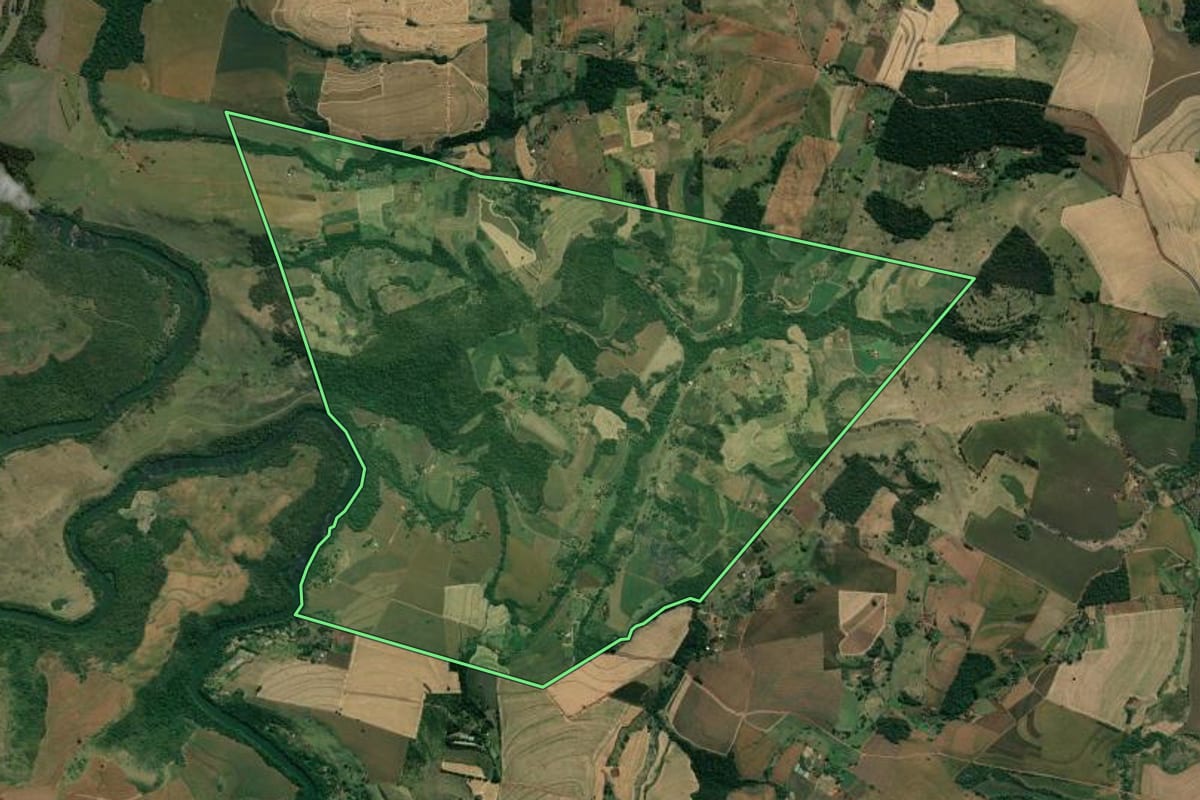 Imagem de satélite do imóvel rural em Ribeirão do Pinhal (PR), com o contorno declarado no CAR desenhado por cima.