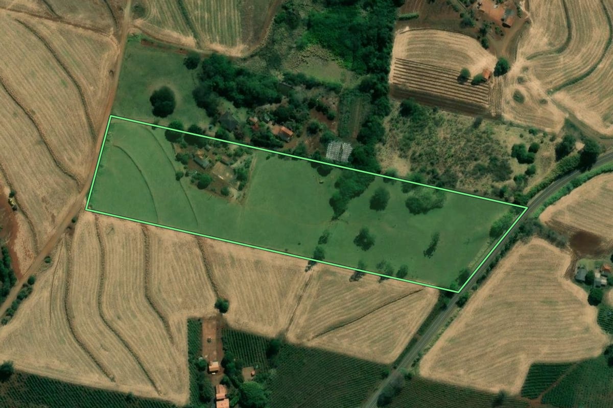 Imagem de satélite do imóvel rural em Ribeirão do Pinhal (PR), com o contorno declarado no CAR desenhado por cima.