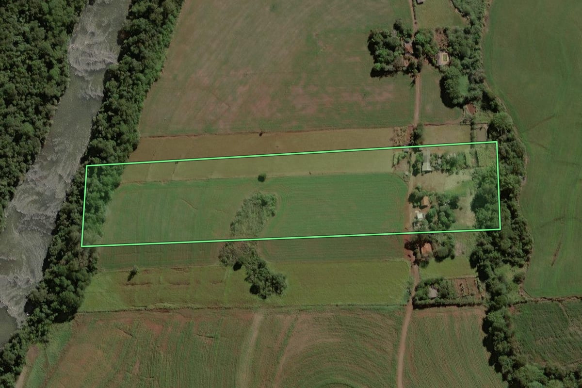 Imagem de satélite do imóvel rural em Ribeirão do Pinhal (PR), com o contorno declarado no CAR desenhado por cima.