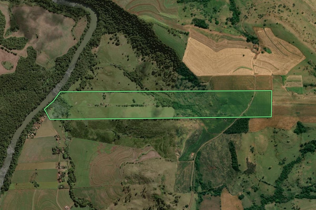 Imagem de satélite do imóvel rural em Ribeirão do Pinhal (PR), com o contorno declarado no CAR desenhado por cima.