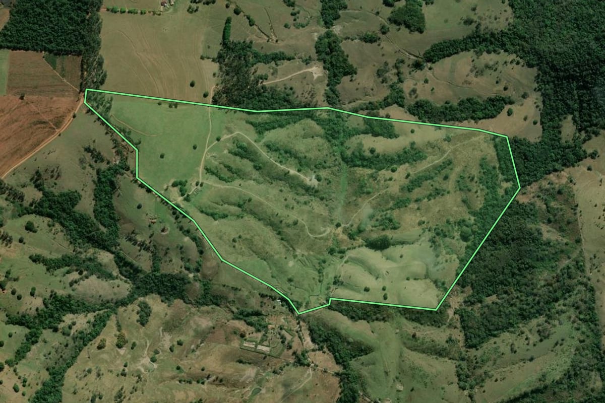 Imagem de satélite do imóvel rural em Ribeirão do Pinhal (PR), com o contorno declarado no CAR desenhado por cima.