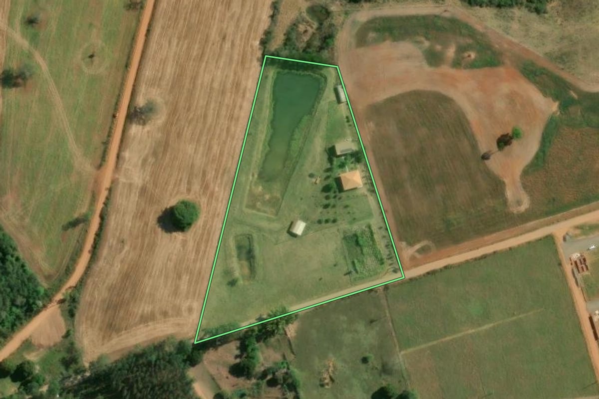 Imagem de satélite do imóvel rural em Ribeirão do Pinhal (PR), com o contorno declarado no CAR desenhado por cima.
