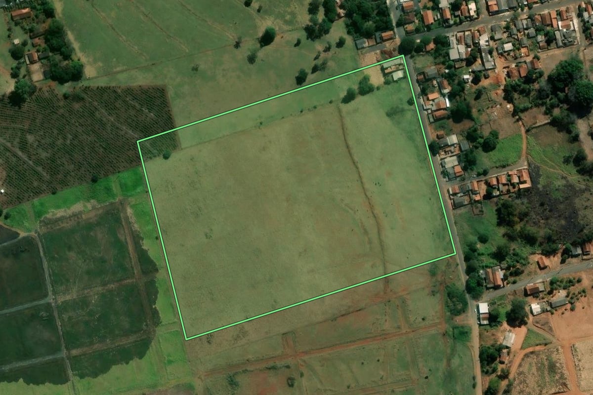Imagem de satélite do imóvel rural em Ribeirão do Pinhal (PR), com o contorno declarado no CAR desenhado por cima.