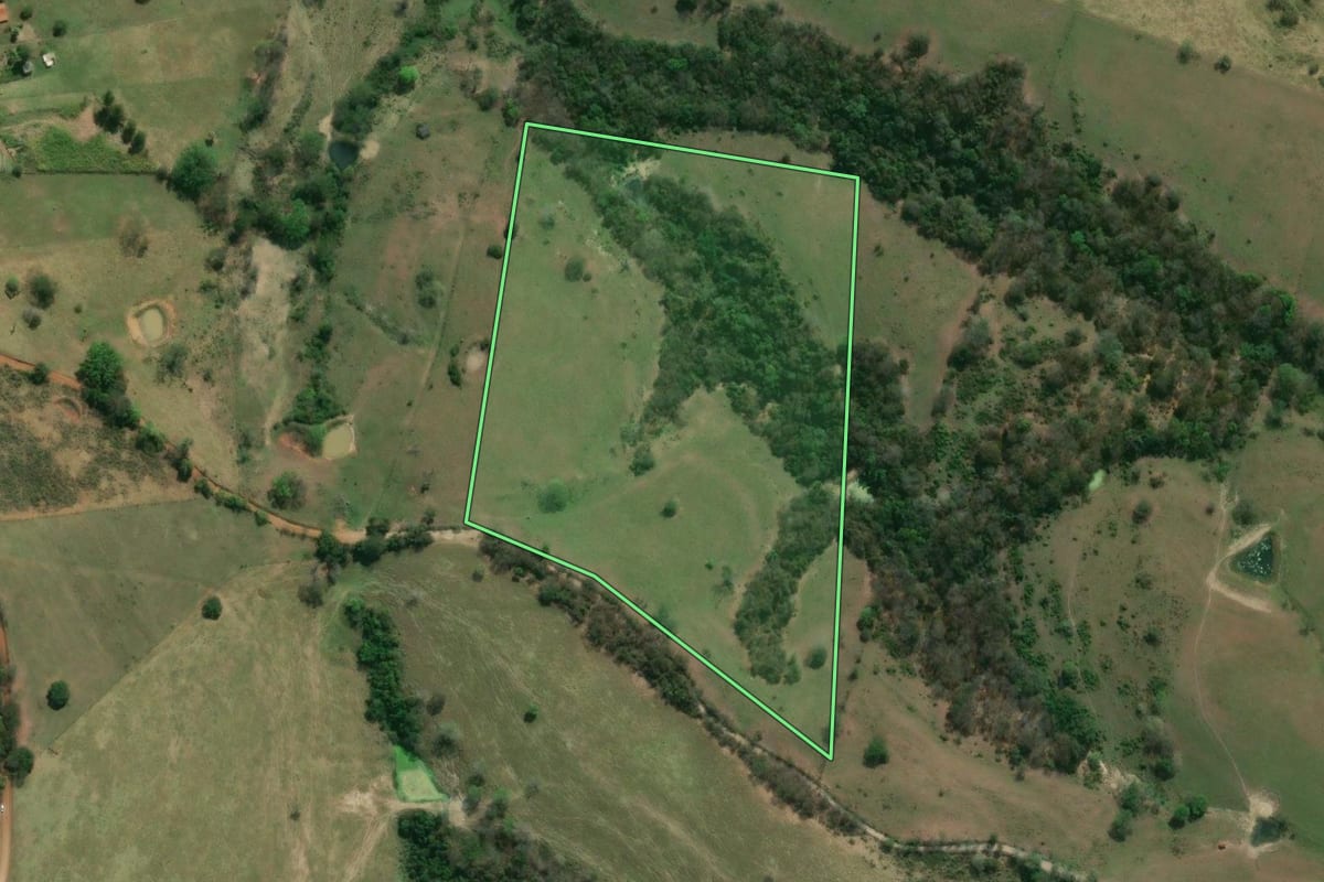 Imagem de satélite do imóvel rural em Ribeirão do Pinhal (PR), com o contorno declarado no CAR desenhado por cima.