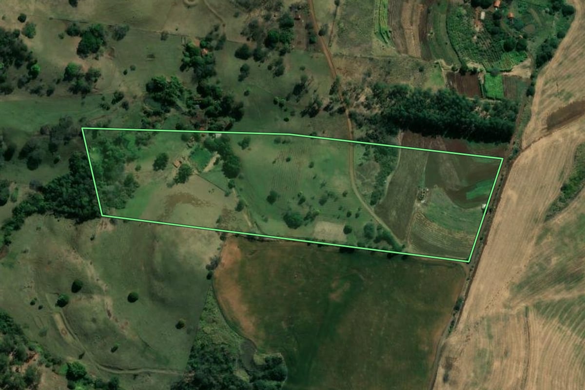 Imagem de satélite do imóvel rural em Ribeirão do Pinhal (PR), com o contorno declarado no CAR desenhado por cima.
