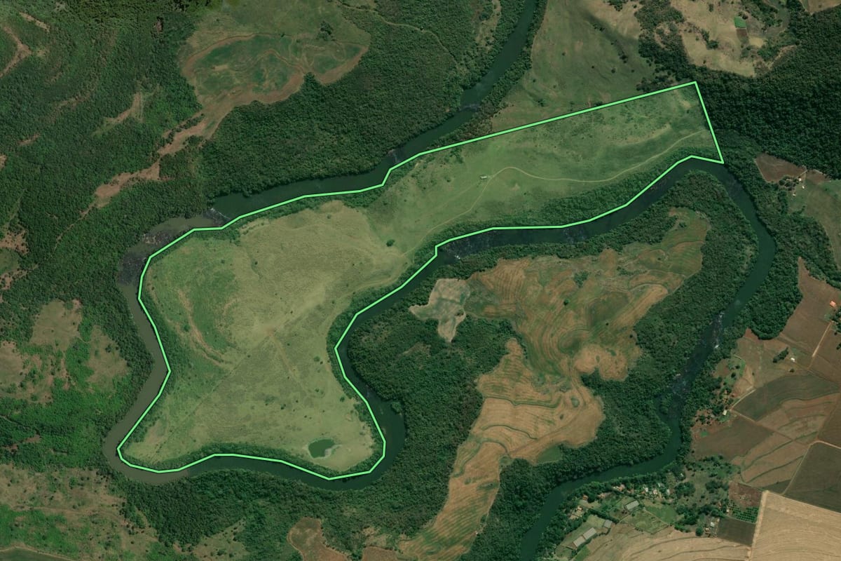 Imagem de satélite do imóvel rural em Ribeirão do Pinhal (PR), com o contorno declarado no CAR desenhado por cima.