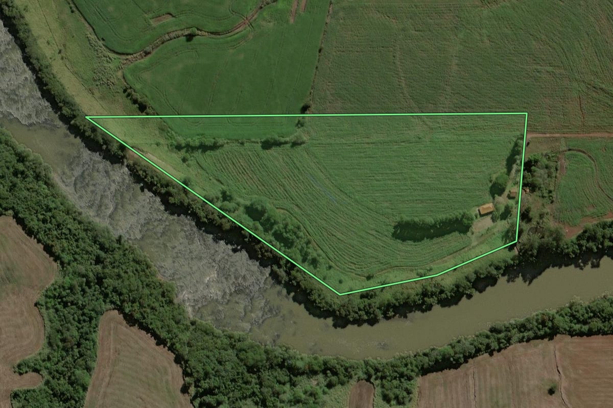 Imagem de satélite do imóvel rural em Ribeirão do Pinhal (PR), com o contorno declarado no CAR desenhado por cima.