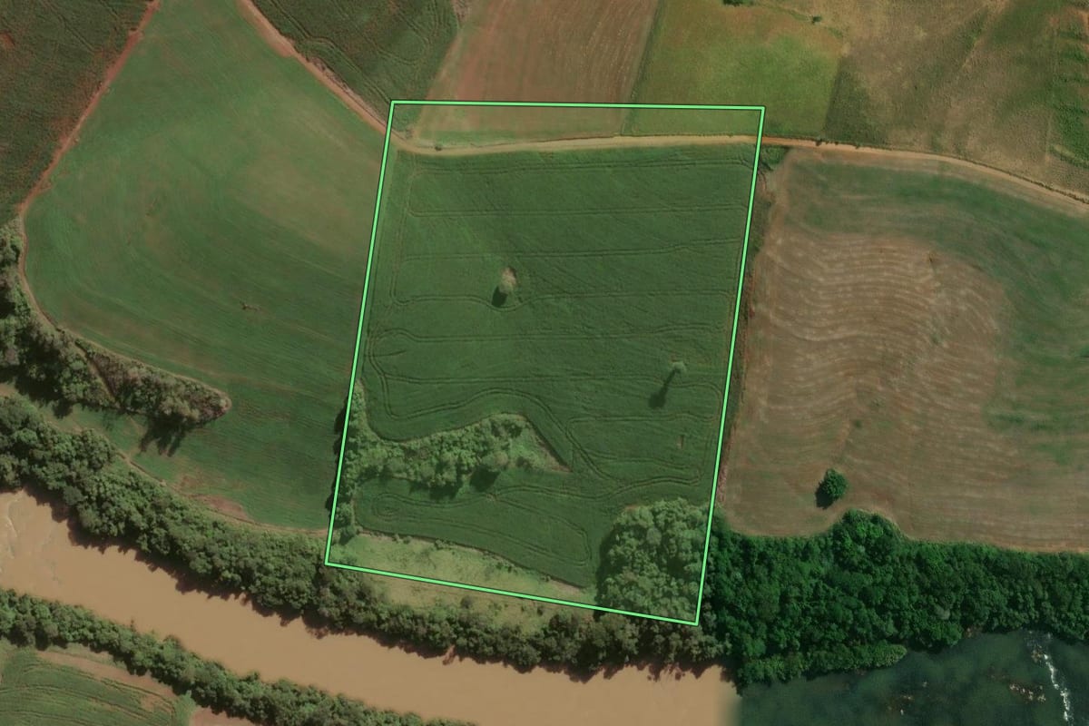 Imagem de satélite do imóvel rural em Ribeirão do Pinhal (PR), com o contorno declarado no CAR desenhado por cima.