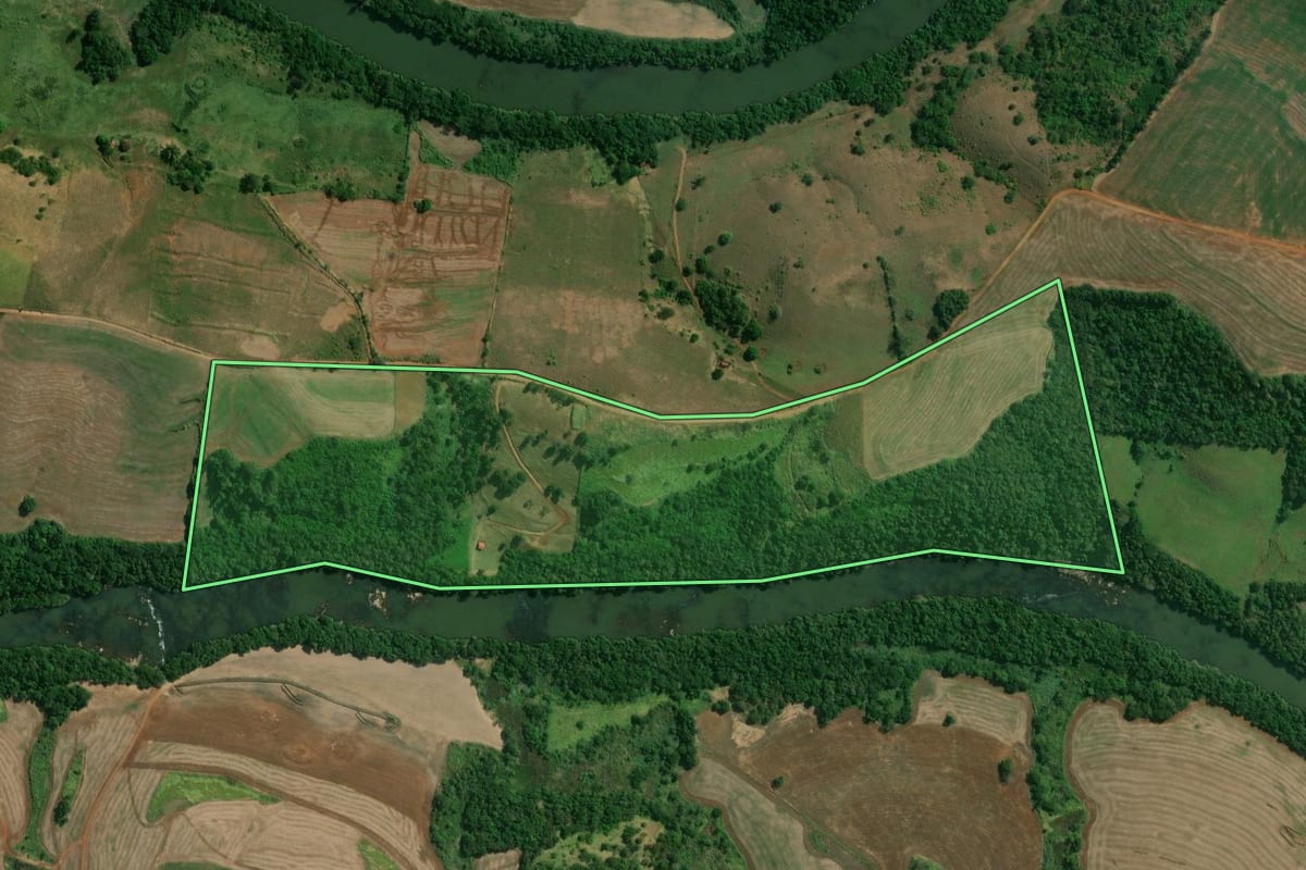Imagem de satélite do imóvel rural em Ribeirão do Pinhal (PR), com o contorno declarado no CAR desenhado por cima.