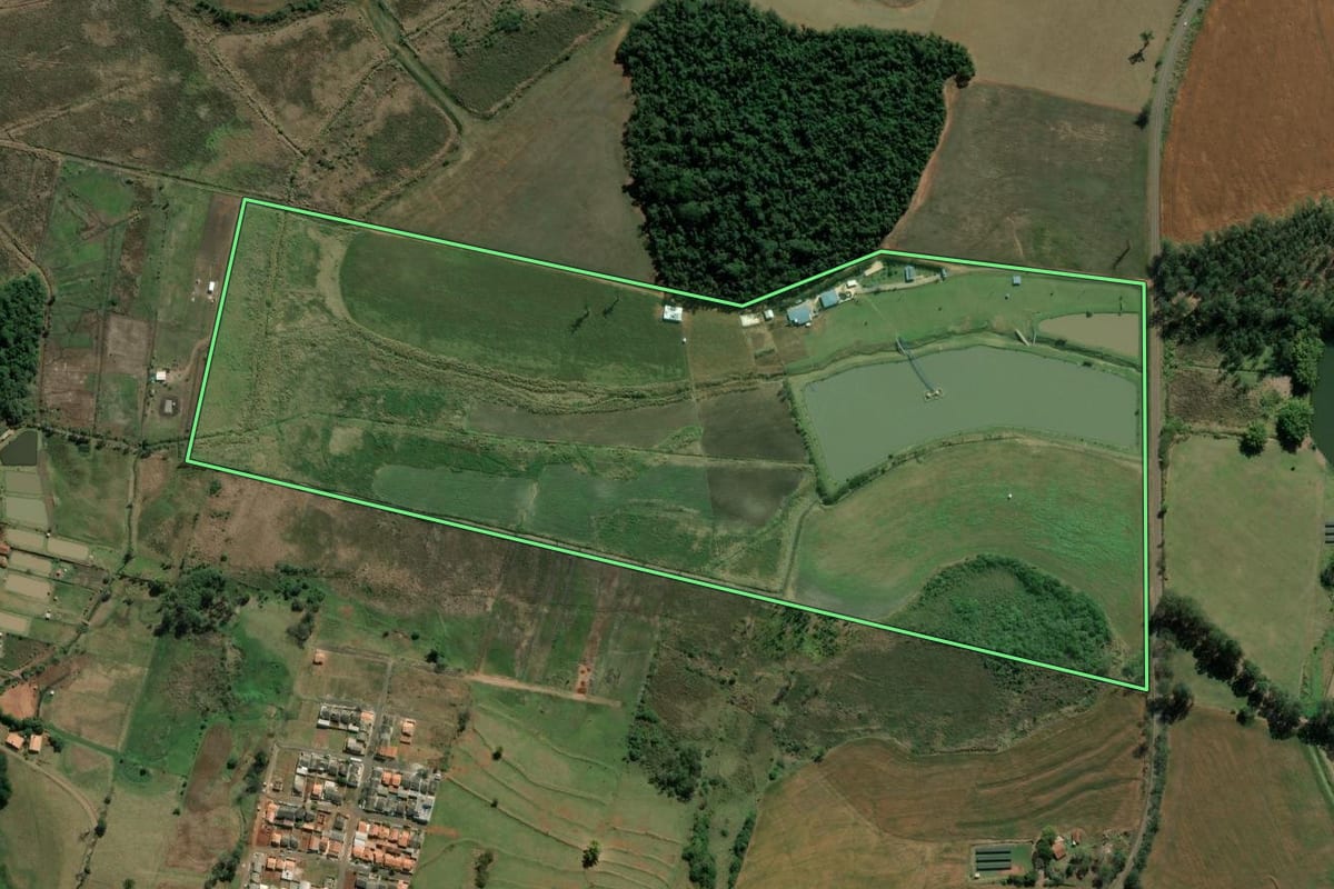 Imagem de satélite do imóvel rural em Ribeirão do Pinhal (PR), com o contorno declarado no CAR desenhado por cima.