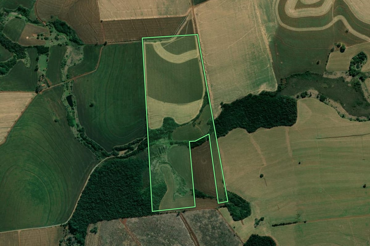 Imagem de satélite do imóvel rural em Ribeirão do Pinhal (PR), com o contorno declarado no CAR desenhado por cima.