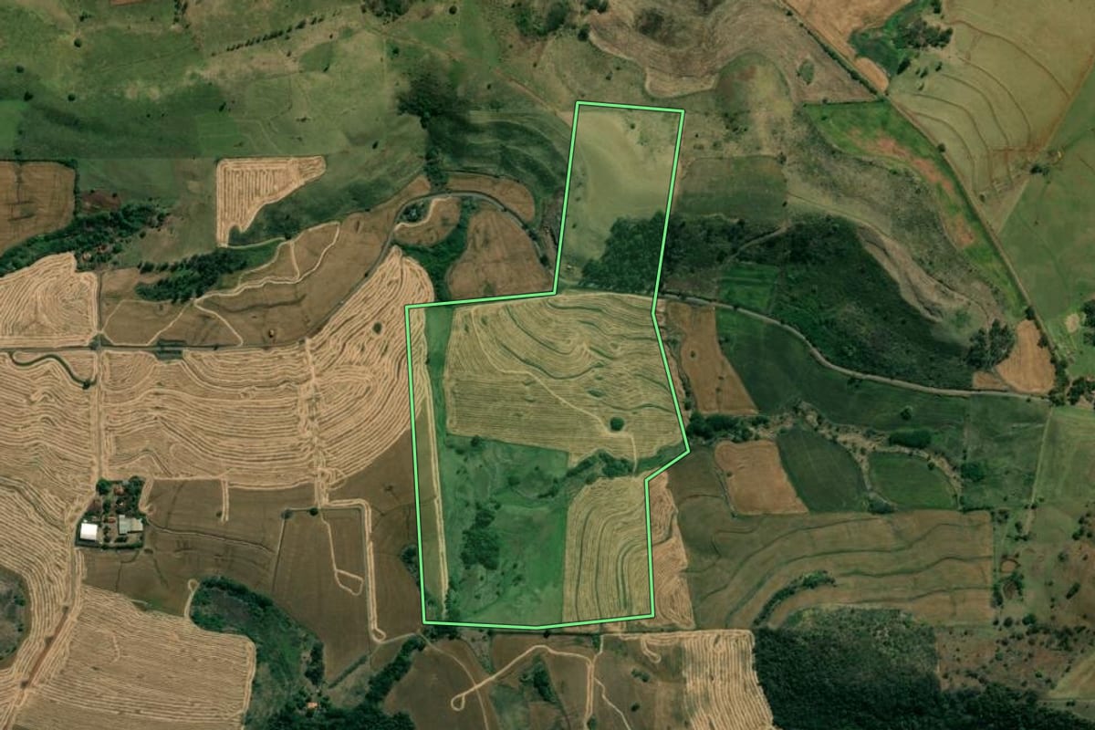 Imagem de satélite do imóvel rural em Ribeirão do Pinhal (PR), com o contorno declarado no CAR desenhado por cima.