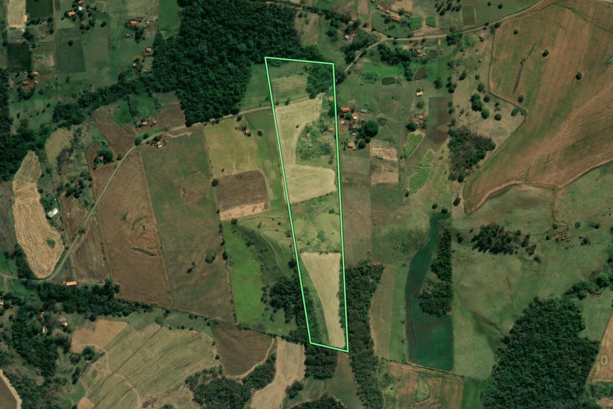 Imagem de satélite do imóvel rural em Ribeirão do Pinhal (PR), com o contorno declarado no CAR desenhado por cima.