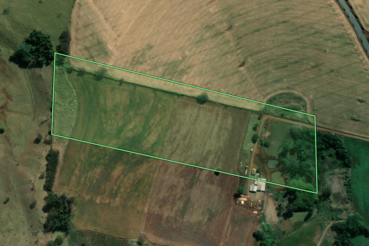 Imagem de satélite do imóvel rural em Ribeirão do Pinhal (PR), com o contorno declarado no CAR desenhado por cima.