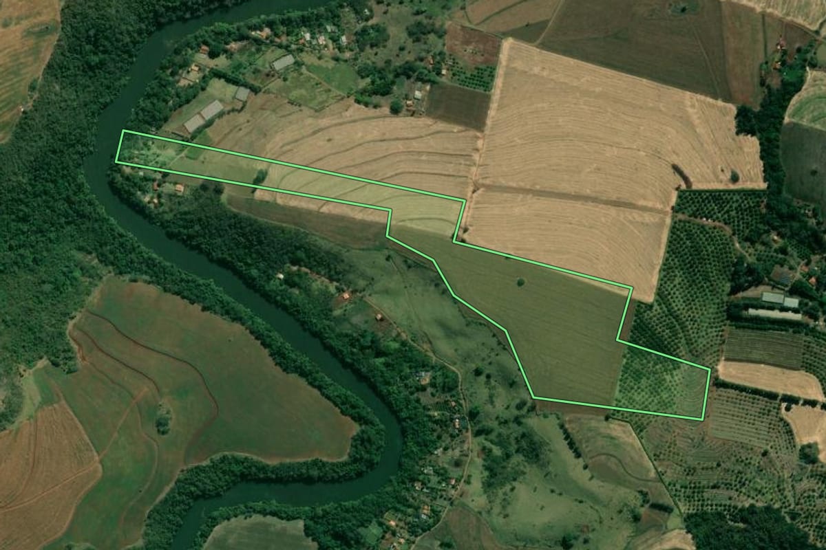 Imagem de satélite do imóvel rural em Ribeirão do Pinhal (PR), com o contorno declarado no CAR desenhado por cima.