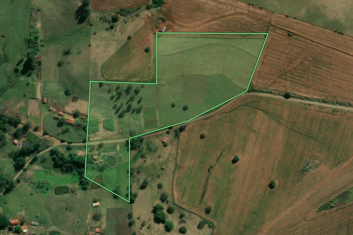 Imagem de satélite do imóvel rural em Ribeirão do Pinhal (PR), com o contorno declarado no CAR desenhado por cima.