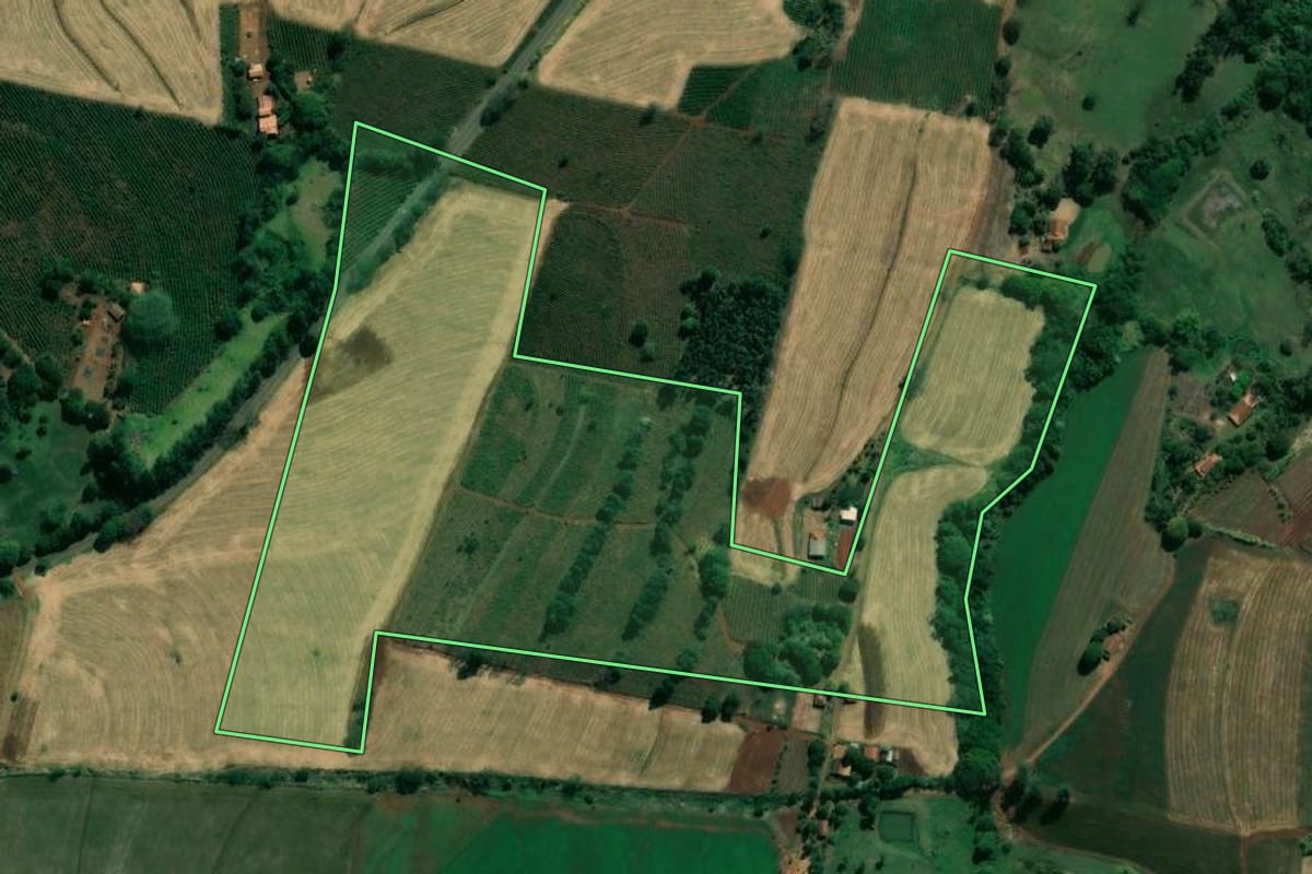 Imagem de satélite do imóvel rural em Ribeirão do Pinhal (PR), com o contorno declarado no CAR desenhado por cima.