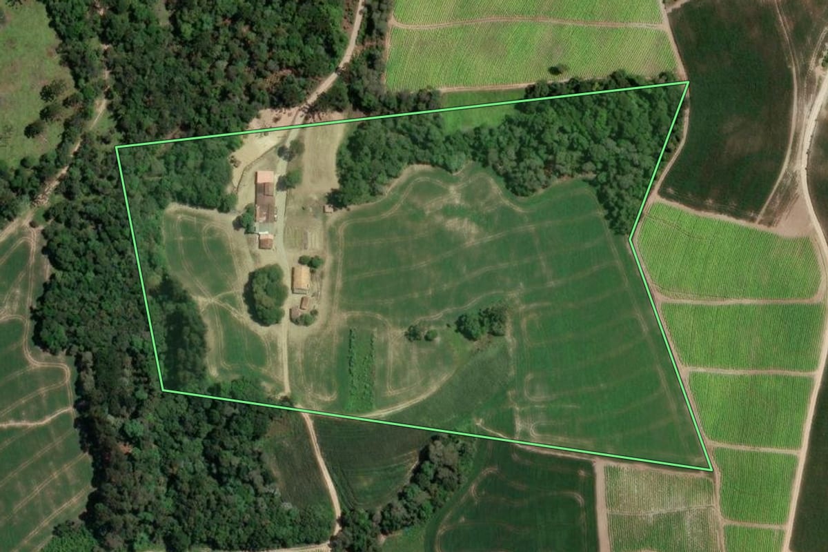 Imagem de satélite do imóvel rural em Rio Azul (PR), com o contorno declarado no CAR desenhado por cima.