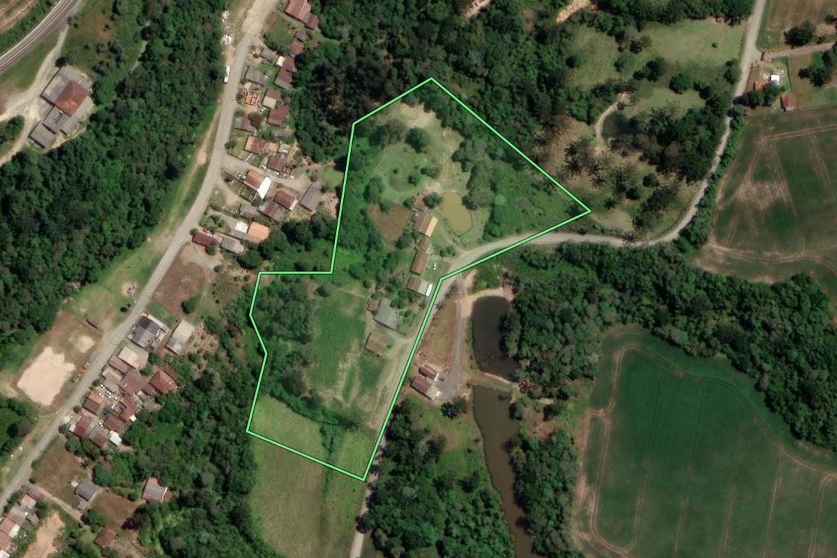 Imagem de satélite do imóvel rural em Rio Azul (PR), com o contorno declarado no CAR desenhado por cima.