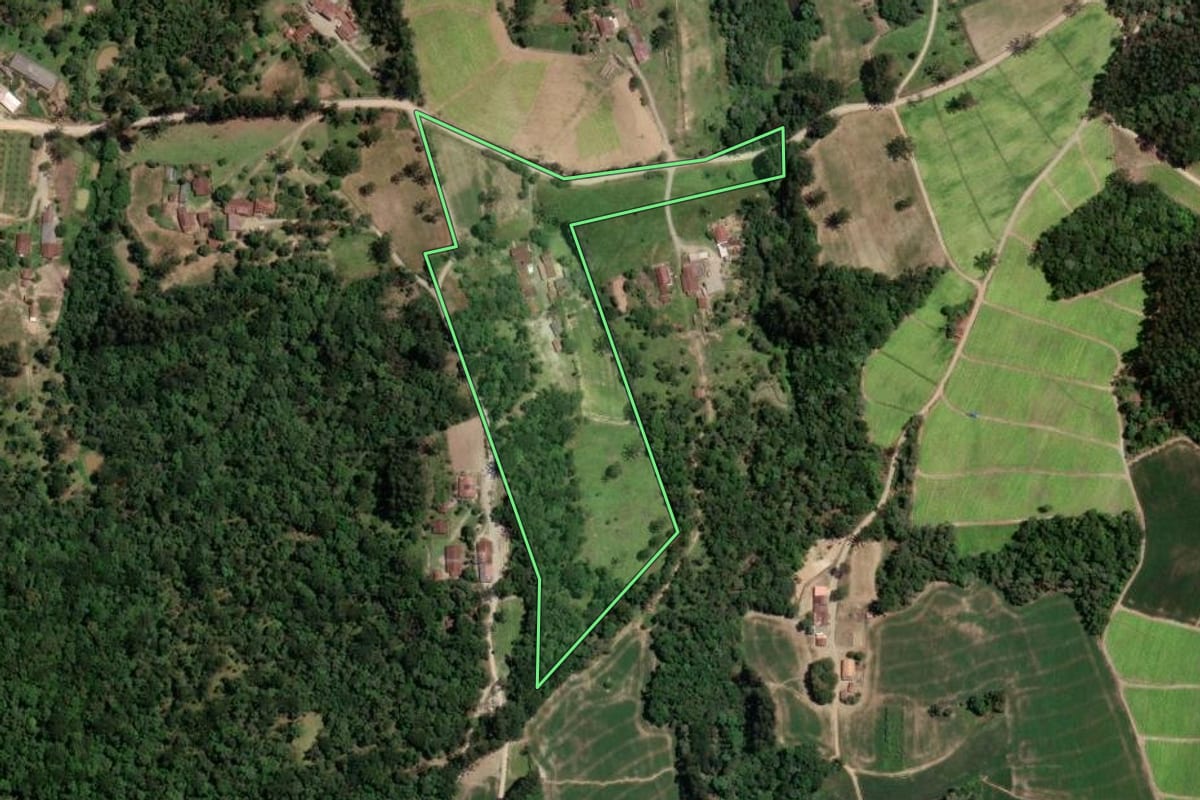 Imagem de satélite do imóvel rural em Rio Azul (PR), com o contorno declarado no CAR desenhado por cima.