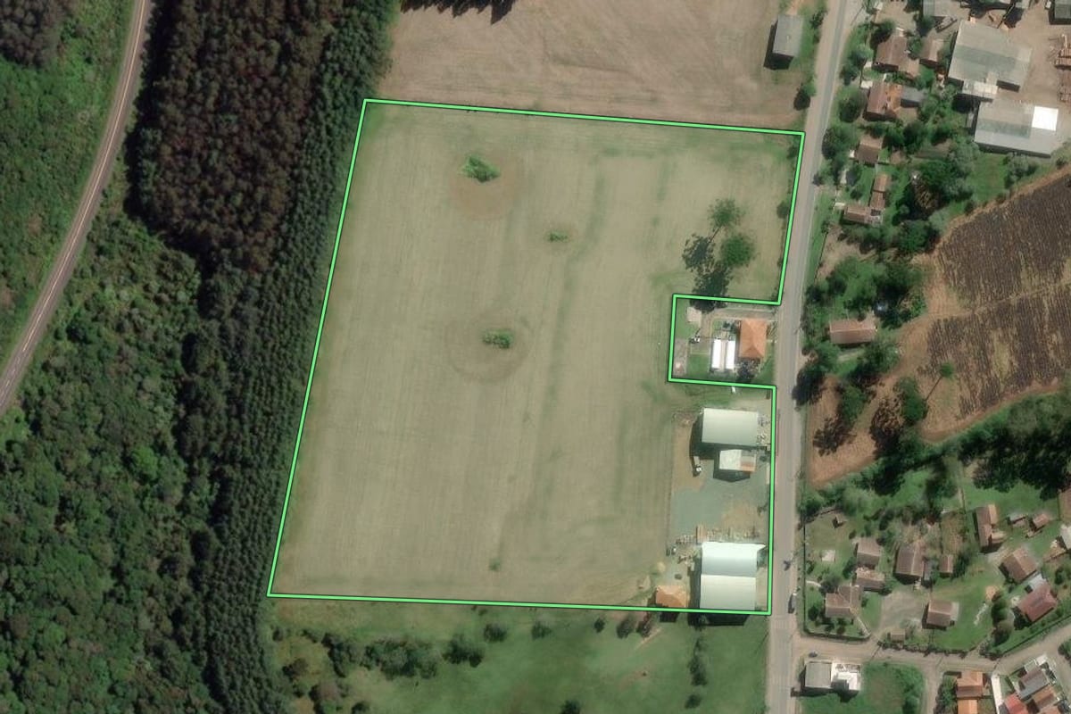 Imagem de satélite do imóvel rural em Rio Azul (PR), com o contorno declarado no CAR desenhado por cima.
