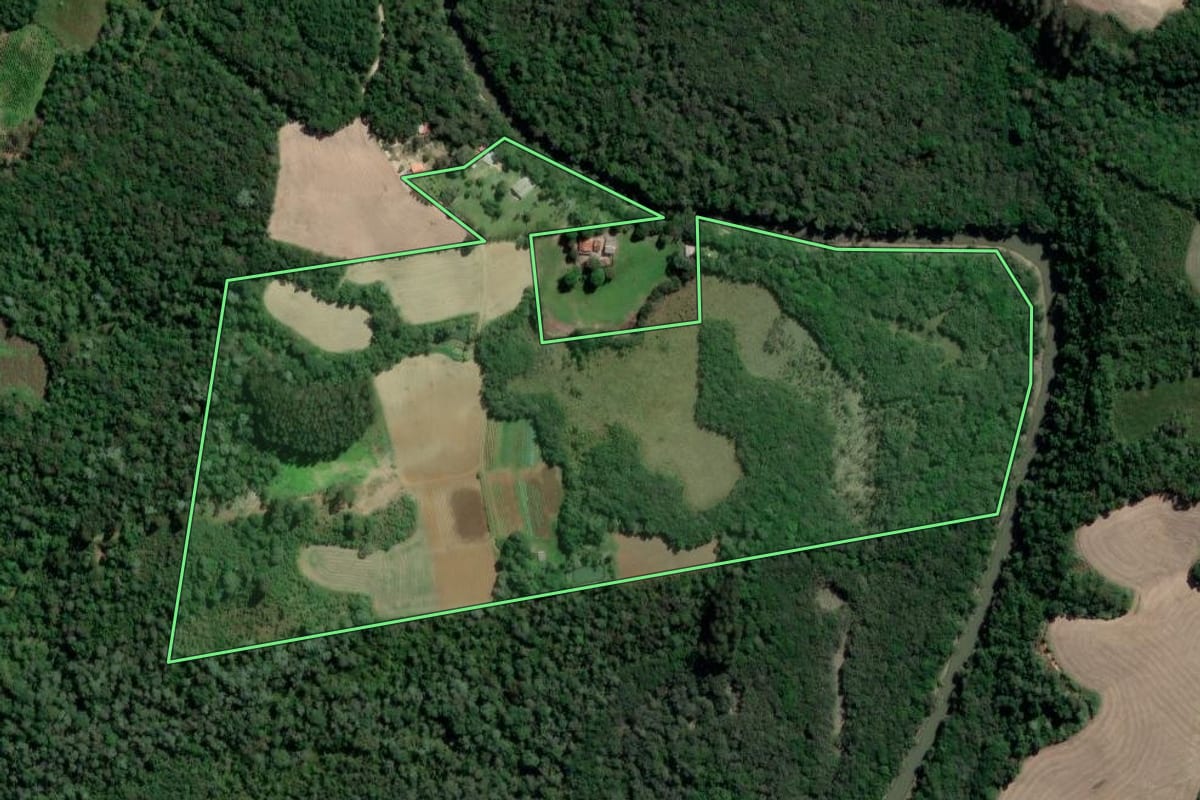 Imagem de satélite do imóvel rural em Rio Azul (PR), com o contorno declarado no CAR desenhado por cima.