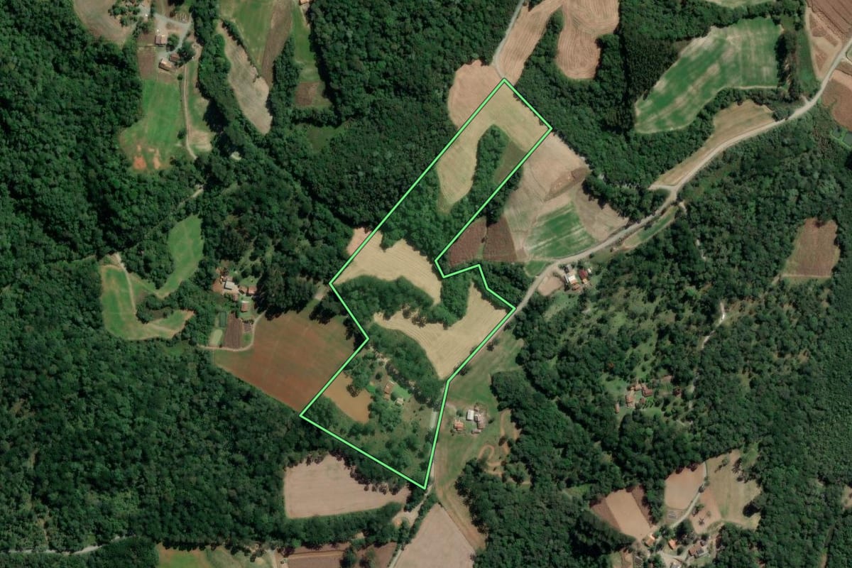 Imagem de satélite do imóvel rural em Rio Azul (PR), com o contorno declarado no CAR desenhado por cima.