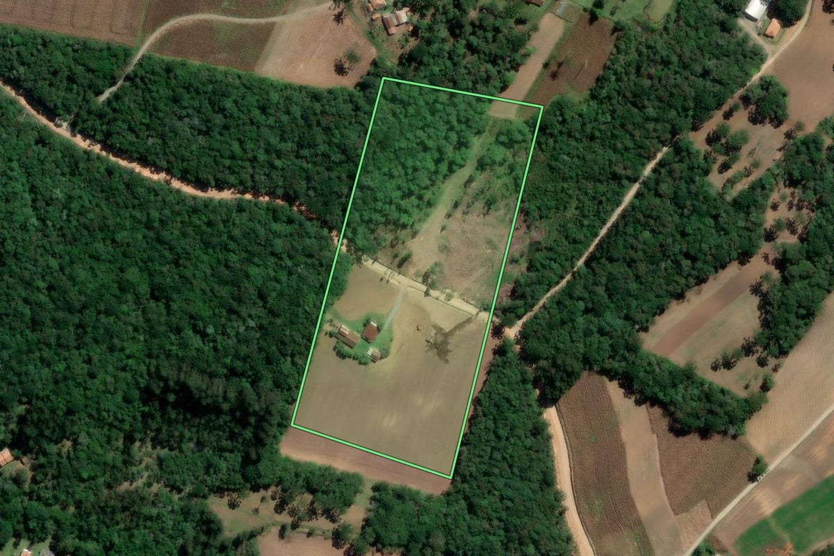 Imagem de satélite do imóvel rural em Rio Azul (PR), com o contorno declarado no CAR desenhado por cima.