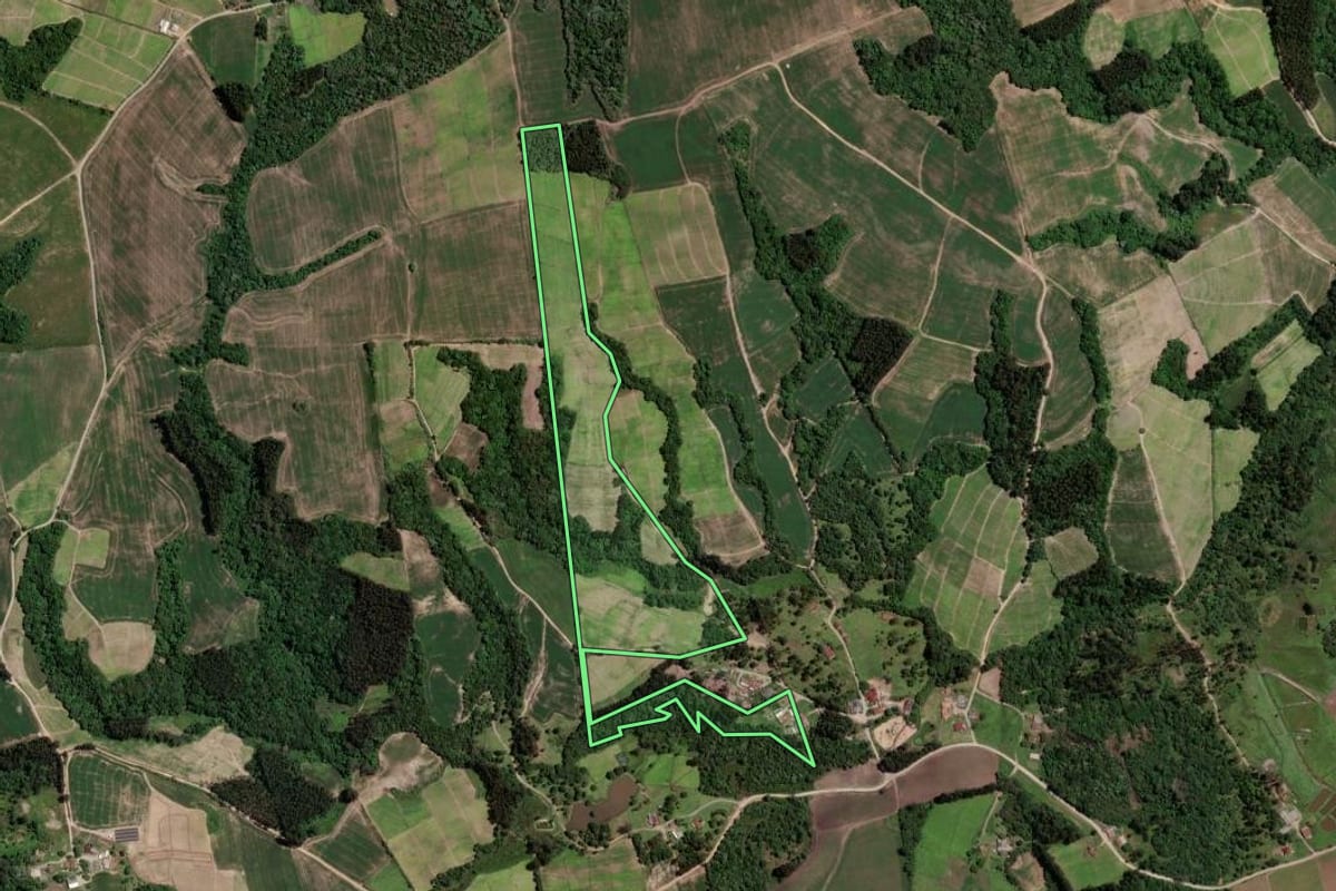 Imagem de satélite do imóvel rural em Rio Azul (PR), com o contorno declarado no CAR desenhado por cima.