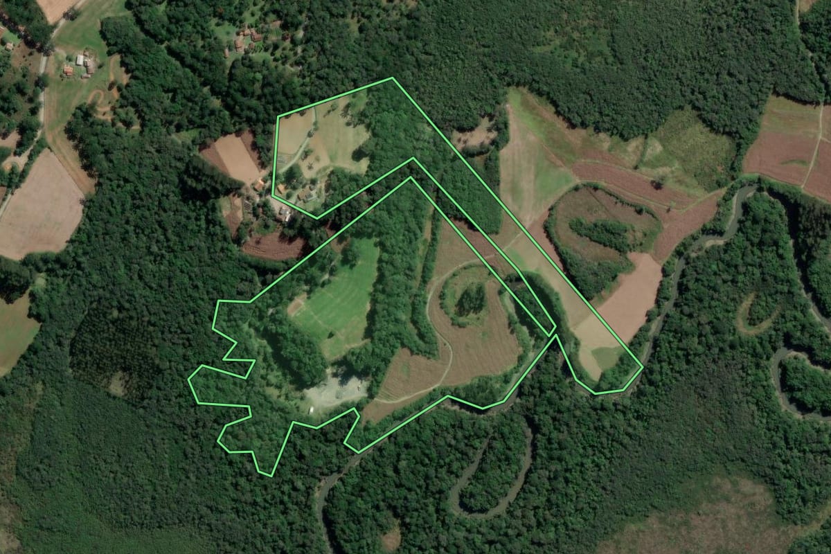 Imagem de satélite do imóvel rural em Rio Azul (PR), com o contorno declarado no CAR desenhado por cima.
