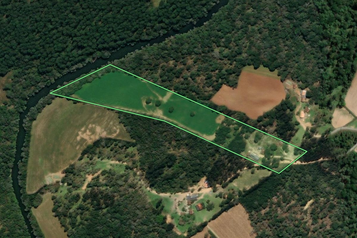 Imagem de satélite do imóvel rural em Rio Azul (PR), com o contorno declarado no CAR desenhado por cima.