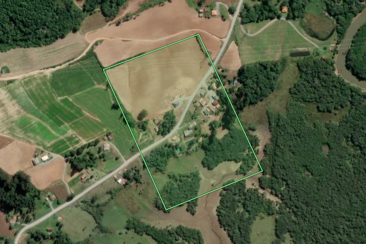 Imagem de satélite do imóvel rural em Rio Azul (PR), com o contorno declarado no CAR desenhado por cima.