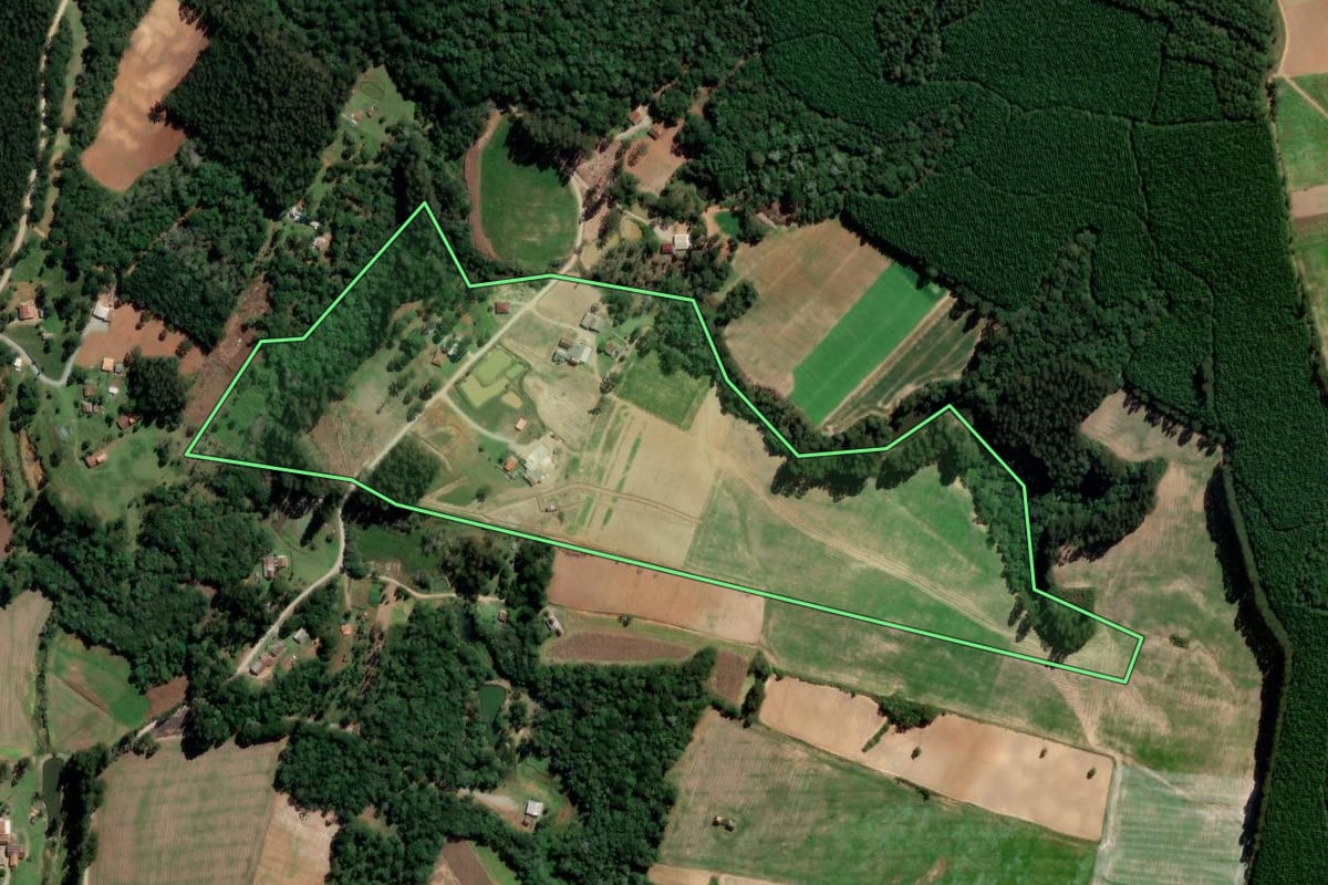 Imagem de satélite do imóvel rural em Rio Azul (PR), com o contorno declarado no CAR desenhado por cima.