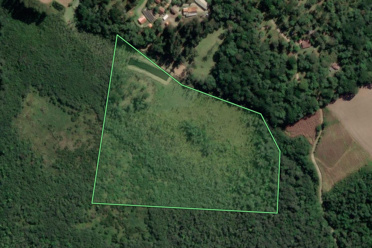 Imagem de satélite do imóvel rural em Rio Azul (PR), com o contorno declarado no CAR desenhado por cima.