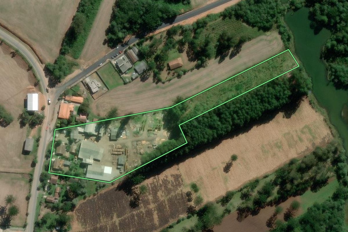 Imagem de satélite do imóvel rural em Rio Azul (PR), com o contorno declarado no CAR desenhado por cima.