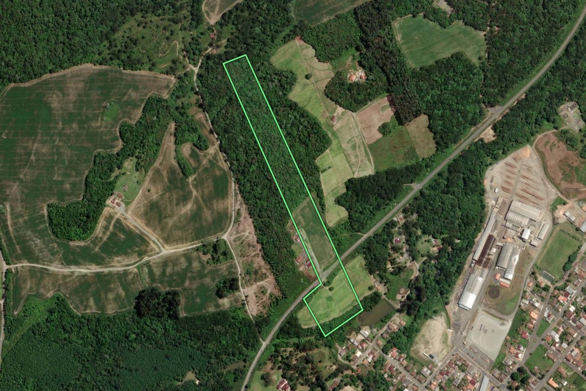 Imagem de satélite do imóvel rural em Rio Azul (PR), com o contorno declarado no CAR desenhado por cima.