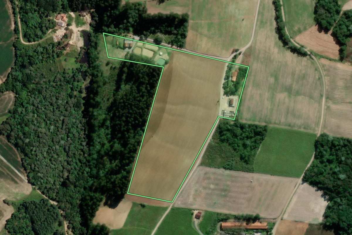 Imagem de satélite do imóvel rural em Rio Azul (PR), com o contorno declarado no CAR desenhado por cima.