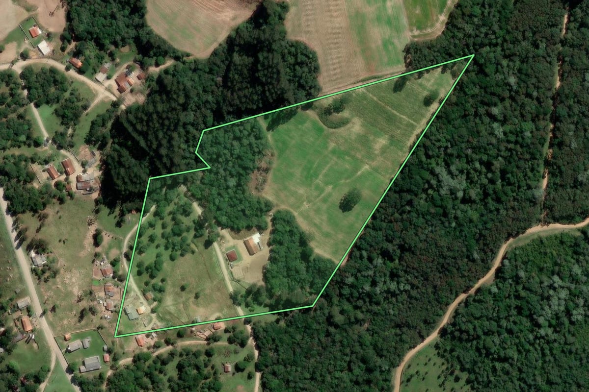 Imagem de satélite do imóvel rural em Rio Azul (PR), com o contorno declarado no CAR desenhado por cima.