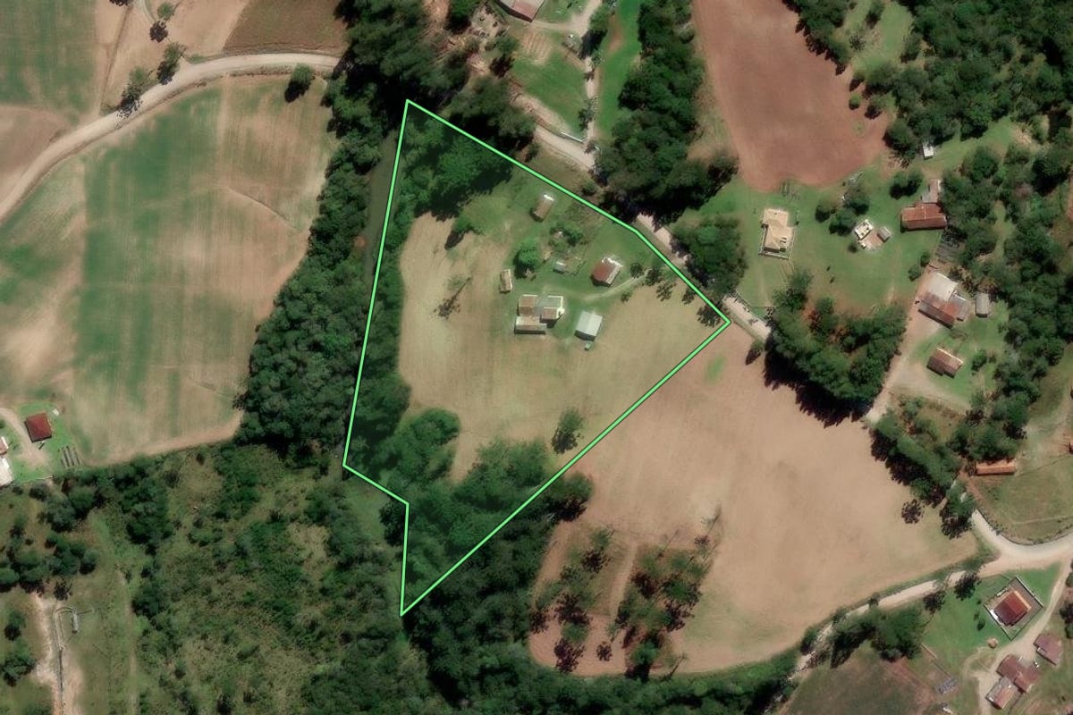 Imagem de satélite do imóvel rural em Rio Azul (PR), com o contorno declarado no CAR desenhado por cima.