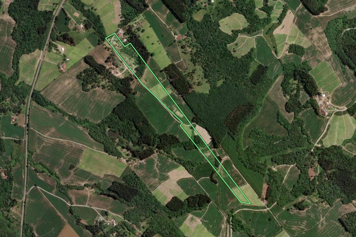 Imagem de satélite do imóvel rural em Rio Azul (PR), com o contorno declarado no CAR desenhado por cima.